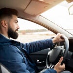 Los artículos que debes llevar siempre en el coche para evitar imprevistos, según los expertos