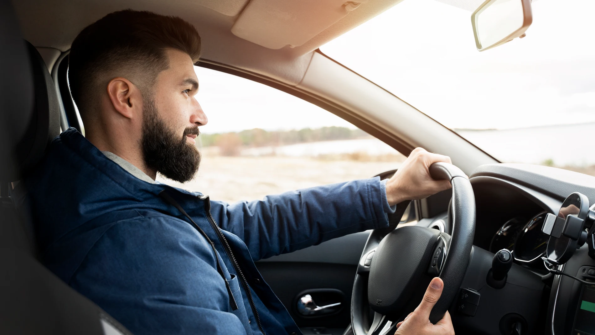 Los artículos que debes llevar siempre en el coche para evitar imprevistos, según los expertos