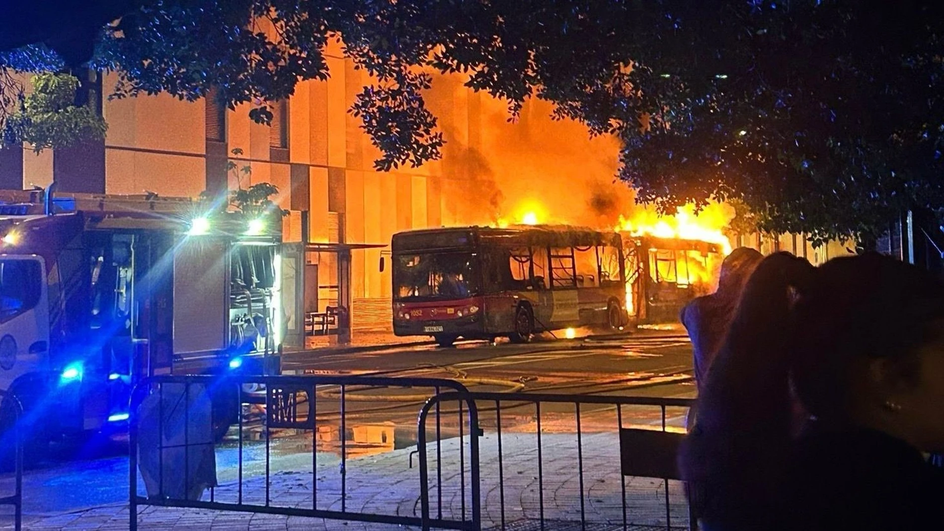 Un autobús arde en la CartujaEUROPA PRESS03/12/2025