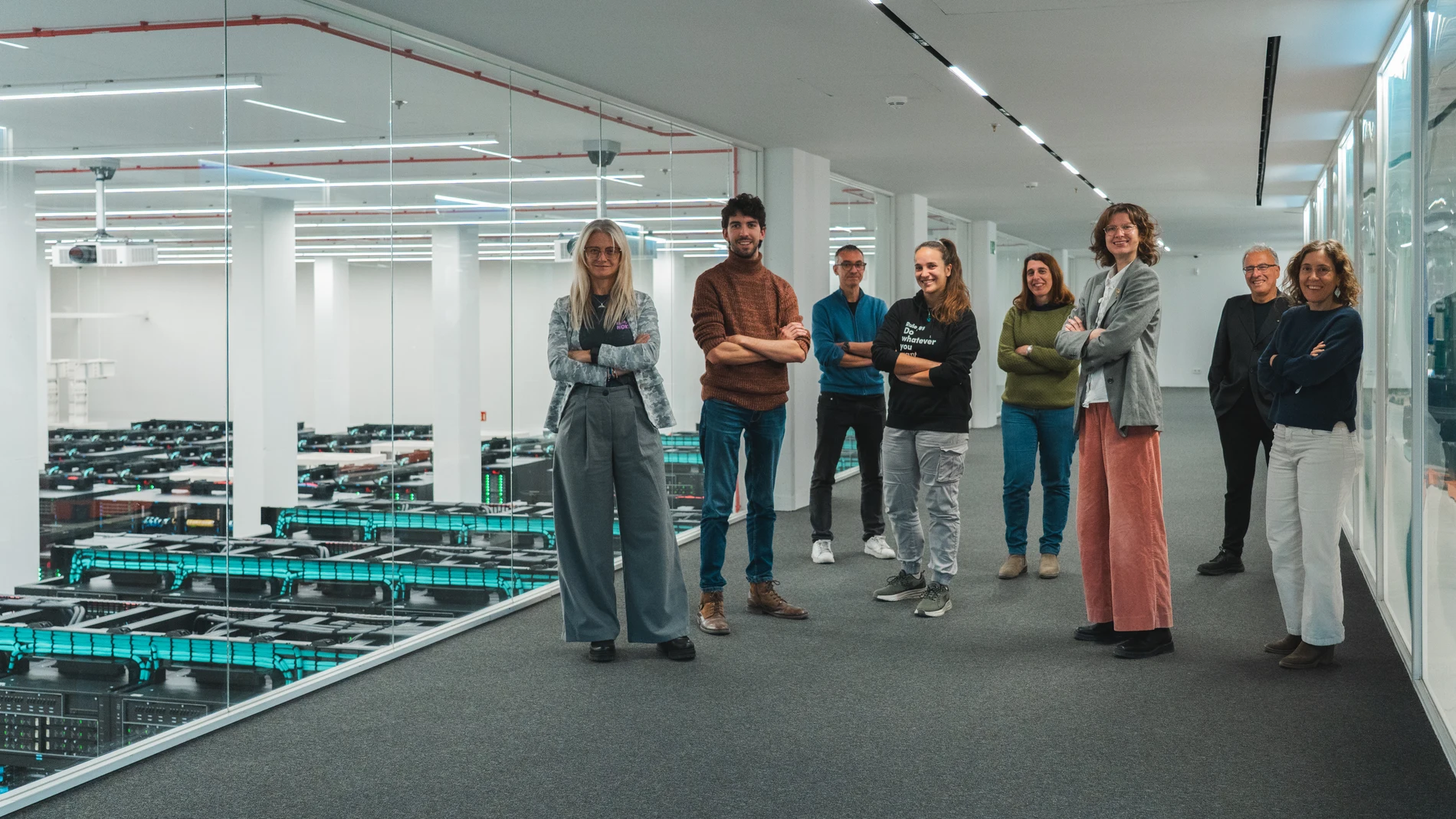 Los autores del estudio, fotografiados en las instalaciones que albergan el MareNostrum5, el superordenador que fue fundamental para procesar las enormes cantidades de datos generadas por el estudio.