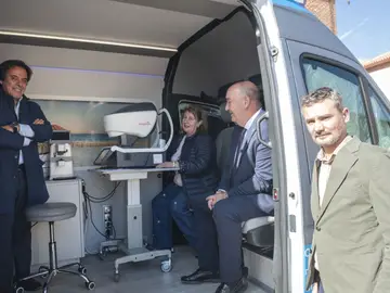 El presidente de la Diputación de Segovia, Miguel Ángel de Vicente; y el gerente de Recoletas Salud en Segovia, Ignacio Cabezón, visitan una de las unidades El presidente de la Diputación de Segovia, Miguel Ángel de Vicente; y el gerente de Recoletas Salud en Segovia, Ignacio Cabezón, visitan una de las unidades