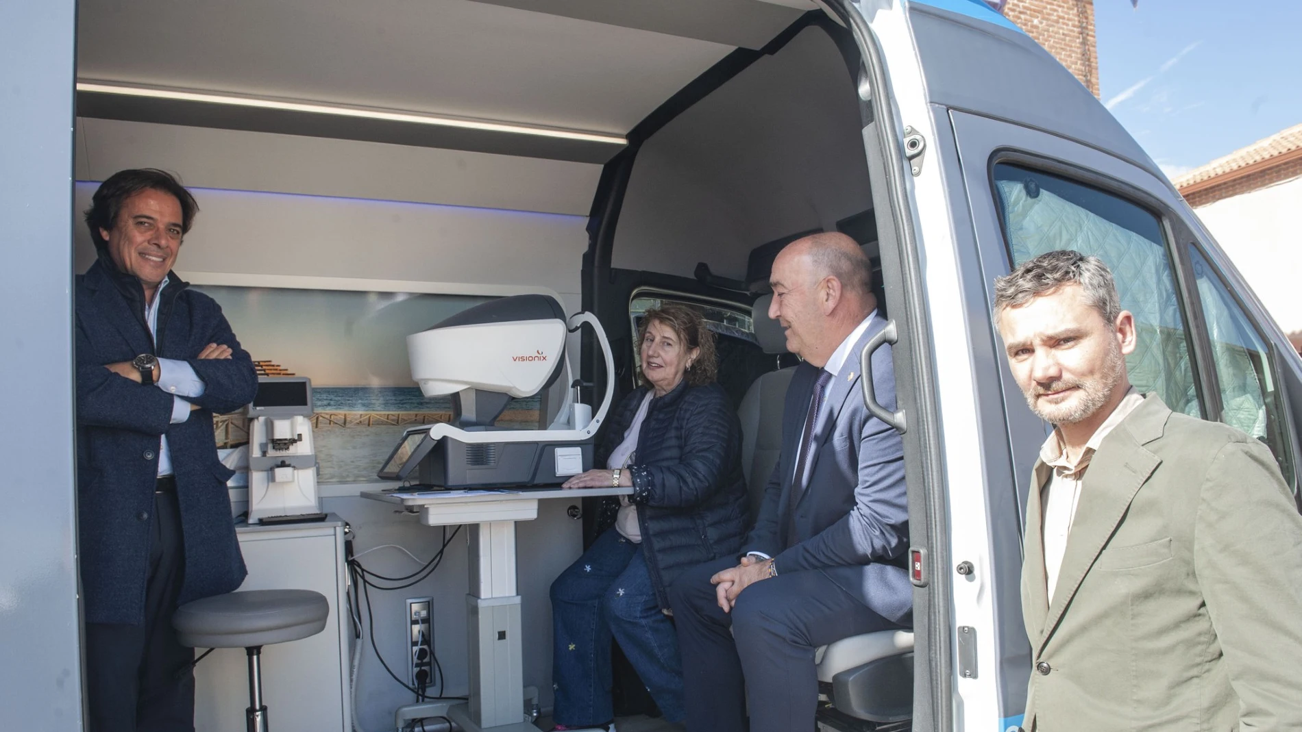 El presidente de la Diputación de Segovia, Miguel Ángel de Vicente; y el gerente de Recoletas Salud en Segovia, Ignacio Cabezón, visitan una de las unidades