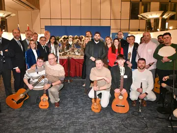 El Parlamento Europeo vuelve a celebrar la Navidad con un belén de la Región de Murcia El presidente de la Comunidad, junto a la cuadrilla de Aledo, y junto a la presidenta del Parlamento Europeo, Roberta Metsola, durante la inauguración del belén tradicional instalado en el Parlamento Europeo Carme Ripollés / Europa Press 03/12/2025