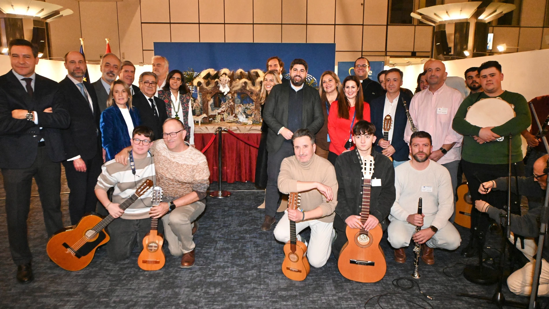 El presidente de la Comunidad, junto a la cuadrilla de Aledo, y junto a la presidenta del Parlamento Europeo, Roberta Metsola, durante la inauguración del belén tradicional instalado en el Parlamento Europeo Carme Ripollés / Europa Press 03/12/2025