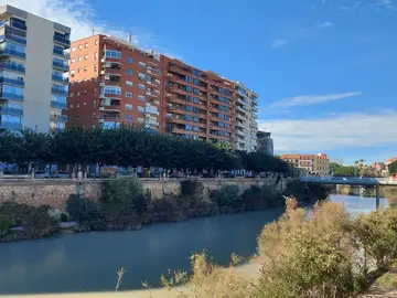 La Región de Murcia es donde más viviendas de entre 80 y 120 metros cuadrados existen, según pisos.com Viviendas junto al río Segura a su paso por Murcia EUROPA PRESS 03/12/2025