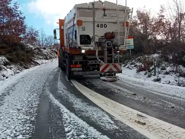 Nieve en la calzada ZA-L-2699 en La Tejera (Zamora) Nieve en la calzada ZA-L-2699 en La Tejera (Zamora)