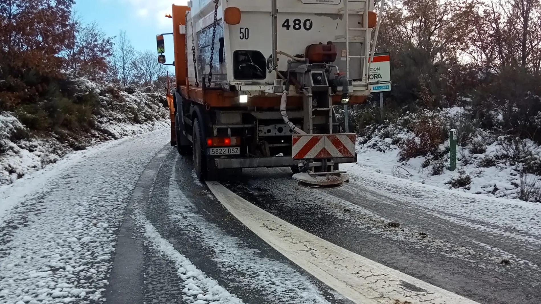 Nieve en la calzada ZA-L-2699 en La Tejera (Zamora)