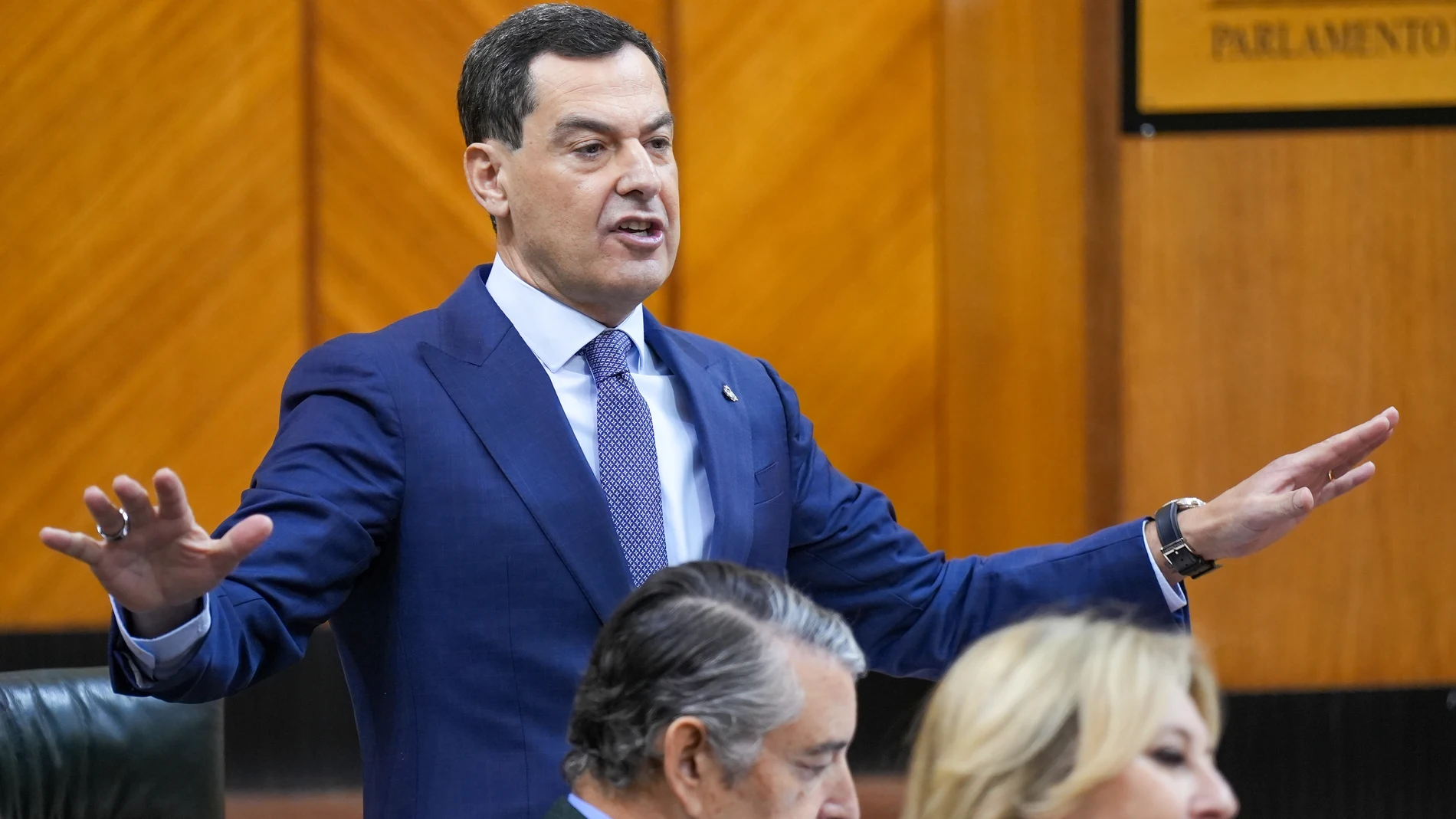 El presidente de la Junta de Andalucía, Juanma Moreno, responde a las preguntas de los grupos políticos en la sesión de control al Gobierno del Parlamento de Andalucía. A 3 de diciembre de 2025, en Sevilla (Andalucía, España). Segunda jornada de Pleno, con Sesión de Control al Gobierno y preguntas de los grupos parlamentarios al presidente de la Junta de Andalucía.03 DICIEMBRE 2025Francisco J. Olmo / Europa Press03/12/2025