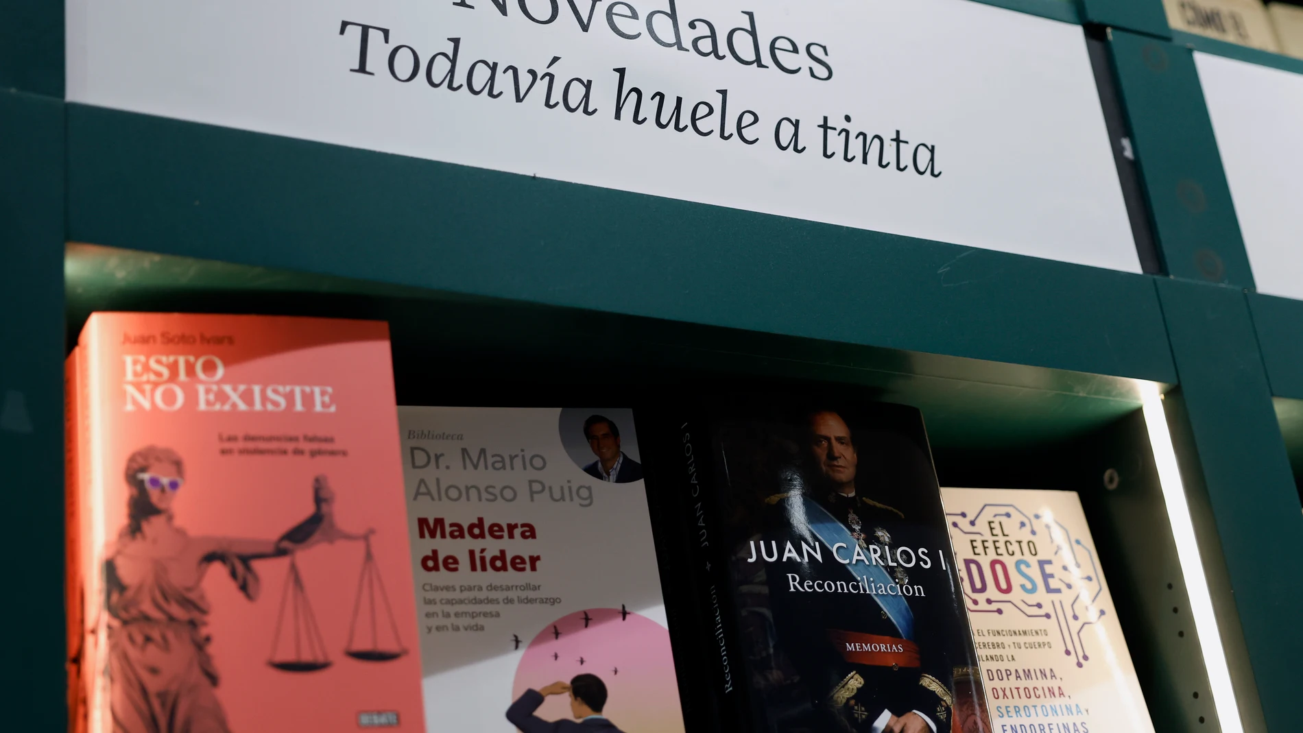 MADRID, 03/12/2025.- El libro de memorias del rey Juan Carlos I, padre de Felipe VI, titulado 'Reconciliación', llega este miércoles a las librerías en español, casi un mes después de su publicación en Francia, una obra en la que repasa su vida desde su nacimiento en el exilio en Roma el 5 de enero de 1938. Unas memorias narradas en primera persona que publica la editorial Planeta y cuyo contenido llenó ya páginas de periódicos y horas de tertulias en radios y televisiones españolas, después ...