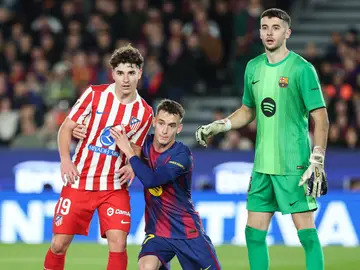 FC Barcelona v Atletico de Madrid - La Liga EA Sports Julian Alvarez of Atletico de Madrid, and Marc Casado and Joan Garcia of FC Barcelona in action during the Spanish league, La Liga EA Sports, football match played between FC Barcelona and Atletico de Madrid at Spotify Camp Nou stadium on December 2, 2025 in Barcelona, Spain. AFP7 02/12/2025 ONLY FOR USE IN SPAIN