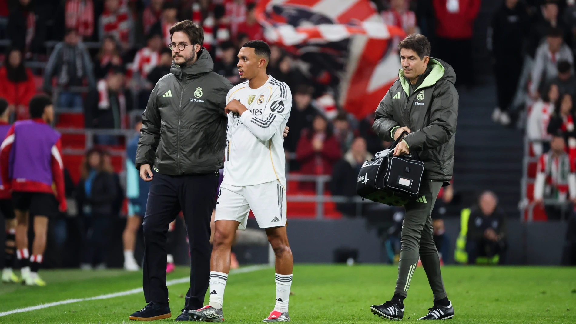 BILBAO, 03/12/2025.- El defensa británico del Real Madrid Trent Alexander-Arnold se retira lesionado durante el partido de la jornada 19 de LaLiga EA Sports entre el Athletic Club y el Real Madrid, este miércoles en el estadio de San Mamés, en Bilbao. EFE/Luis Tejido