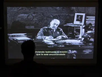 Un espectador contempla a Franco en una de las grabaciones del «NO-DO» que forman parte de la muestra de la Filmoteca Un espectador contempla a Franco en una de las grabaciones del «NO-DO» que forman parte de la muestra de la Filmoteca