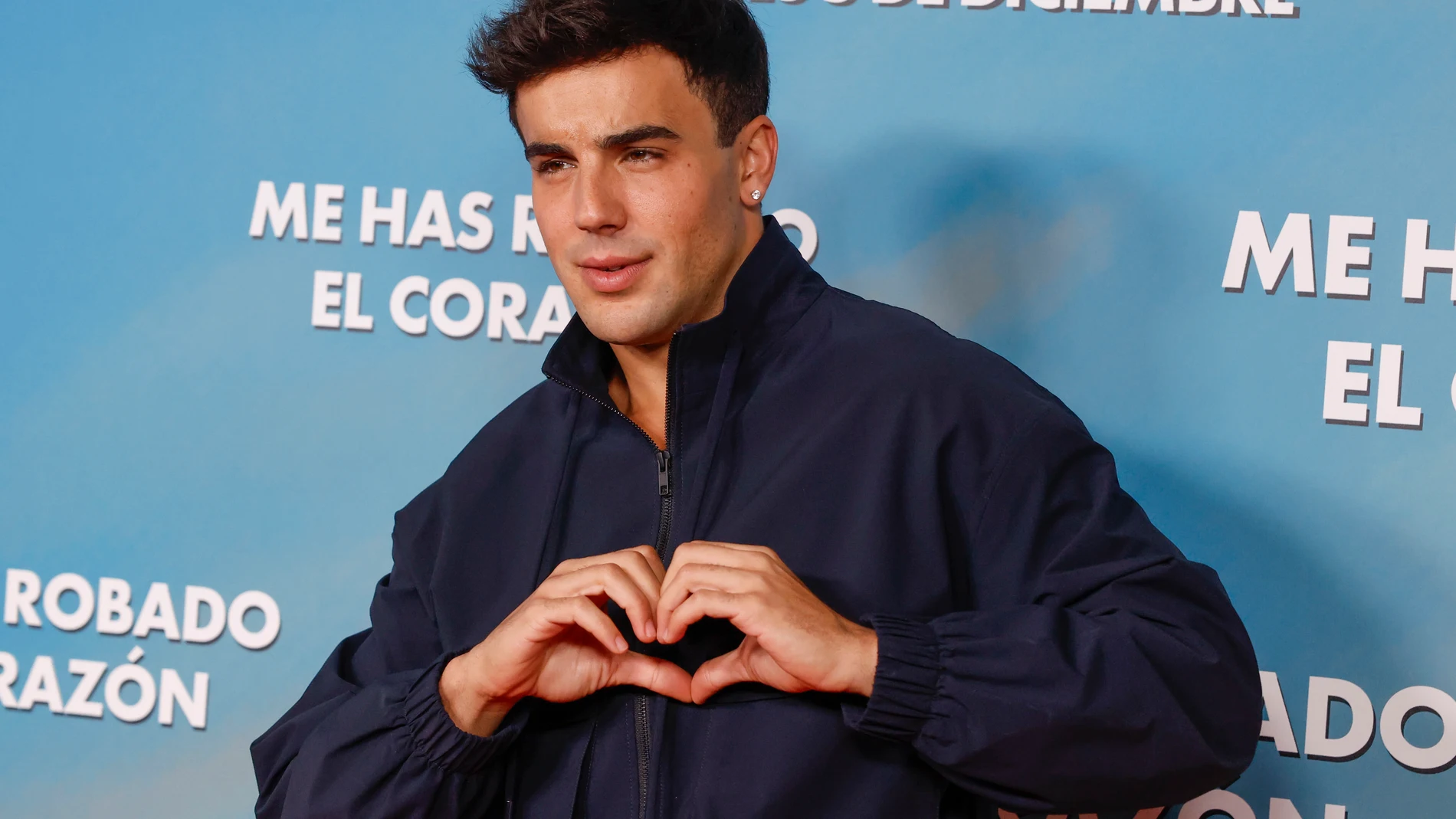 MADRID, 03/12/2025.- El actor y protagonista Óscar Casas posa a su llegada a la presentación de su última película ´Me has robado el corazón´, este miércoles en Madrid. EFE/Juanjo Martín