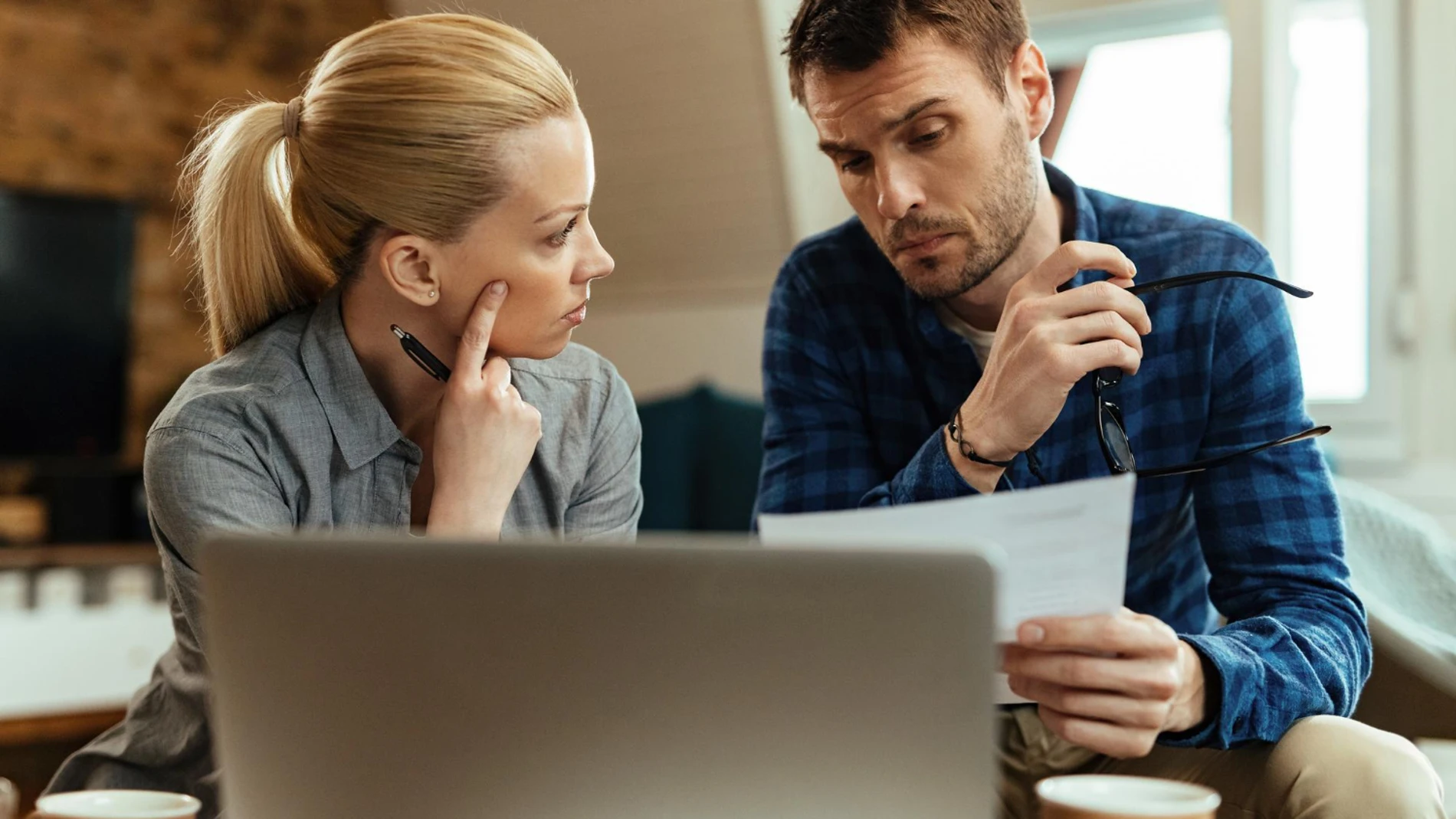 Pareja eligiendo el mejor minicrédito con ASNEF