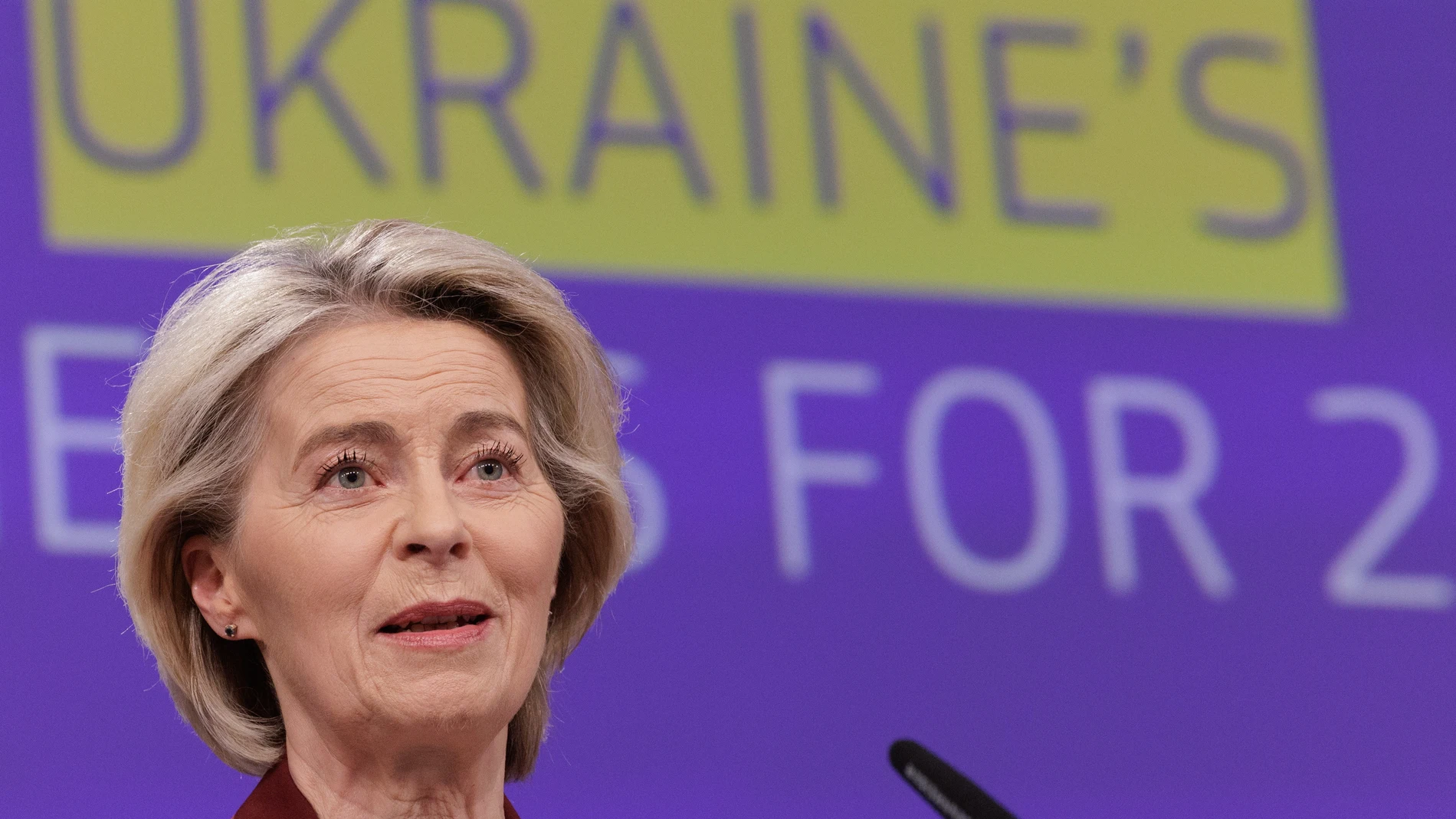 BELGIUM (BRUSSELS), 03/12/2025.- European Commission President Ursula von der Leyen speaks during a press conference on addressing Ukraine's financing needs for 2026–2027, following the weekly meeting of the College of Commissioners in Brussels, Belgium, 03 December 2025. (Bélgica, Ucrania, Bruselas) EFE/EPA/OLIVIER MATTHYS