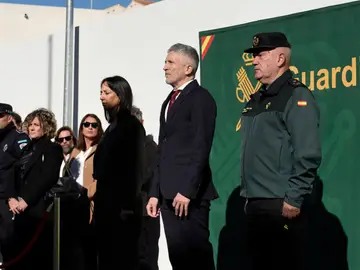 Grande-Marlaska inaugura el nuevo cuartel de la Guardia Civil en Caudete (Albacete) El ministro del Interior, Fernando Grande-Marlaska (c), y la directora general de la Guardia Civil, Mercedes González (2i), durante la inauguración del nuevo cuartel de la Guardia Civil en Caudete, a 3 de diciembre de 2025, en Caudete, Albacete, Castilla-La Mancha (España). El nuevo cuartel ha contado con una inversión de 2,7 millones de euros y estaba previsto que se inaugurase el segundo o tercer trimestre de 2023. 03 DICIEMBRE 2025 Víctor Fernández / Europa Press 03/12/2025