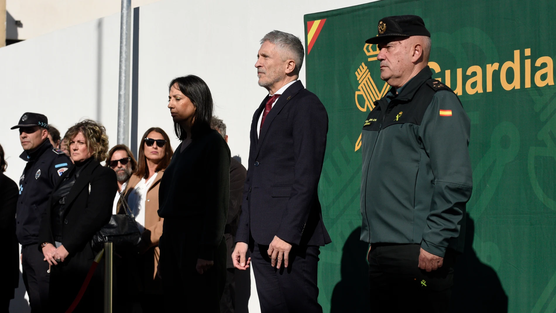 El ministro del Interior, Fernando Grande-Marlaska (c), y la directora general de la Guardia Civil, Mercedes González (2i), durante la inauguración del nuevo cuartel de la Guardia Civil en Caudete, a 3 de diciembre de 2025, en Caudete, Albacete, Castilla-La Mancha (España). El nuevo cuartel ha contado con una inversión de 2,7 millones de euros y estaba previsto que se inaugurase el segundo o tercer trimestre de 2023. 03 DICIEMBRE 2025 Víctor Fernández / Europa Press 03/12/2025