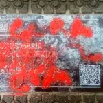 Una de las placas que han sido vandalizadas en Durango con mensajes de "Gora ETA"