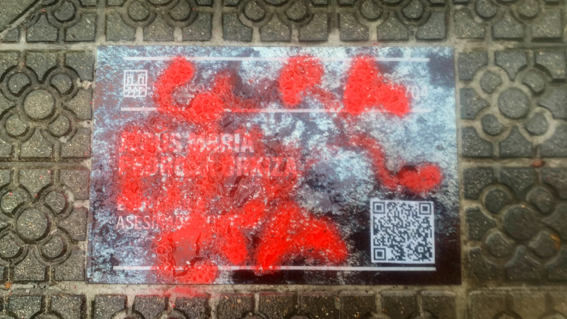 Una de las placas que han sido vandalizadas en Durango con mensajes de "Gora ETA"