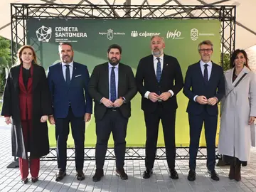 López Miras afirma que la política de bajos impuestos de la Comunidad ahorra 330 millones a los murcianos en 2025 El presidente de la Comunidad, Fernando López Miras, y el alcalde de Santomera, Víctor Martínez, en el Foro 'Conecta Santomera 2025’ Carme Ripollés / Europa Press 03/12/2025