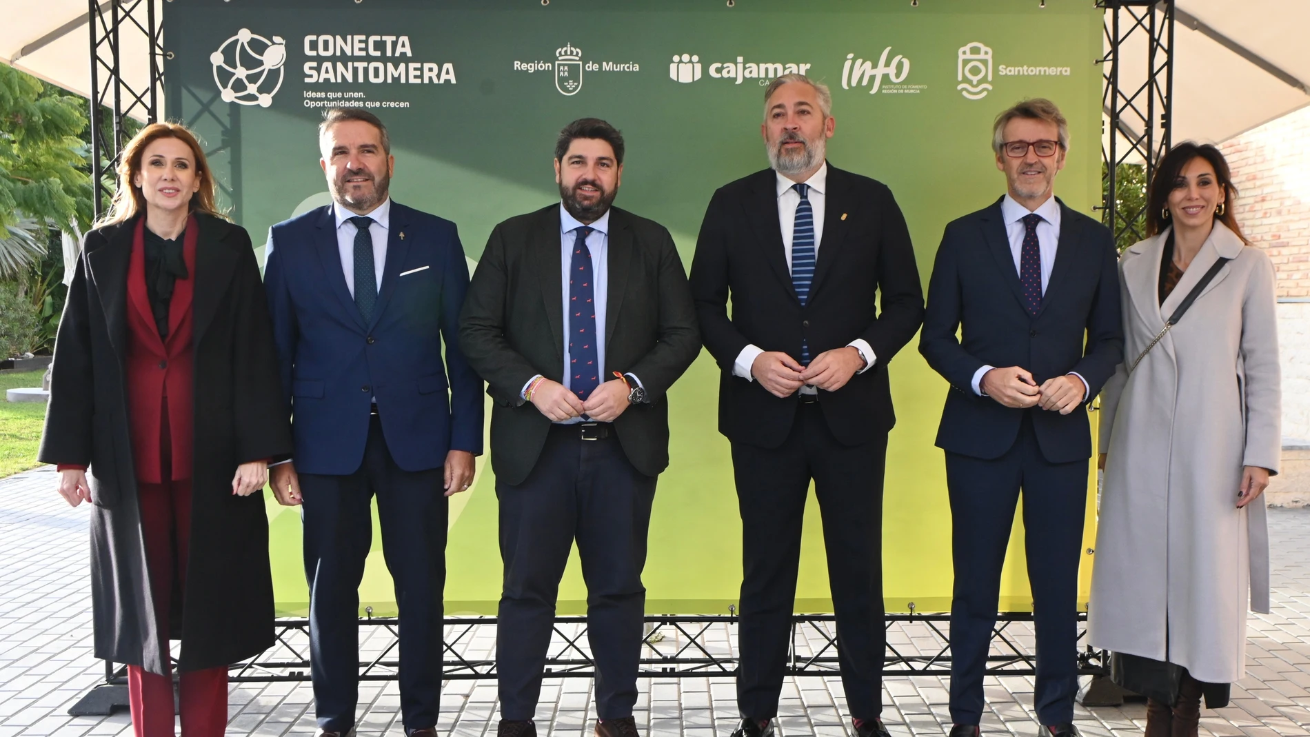 El presidente de la Comunidad, Fernando López Miras, y el alcalde de Santomera, Víctor Martínez, en el Foro 'Conecta Santomera 2025’ Carme Ripollés / Europa Press 03/12/2025