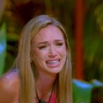 Almudena rota de dolor tras escuchar que su pareja Darío ya no esta enamorado de ella en la hoguera de 'La isla de las tentaciones 9'