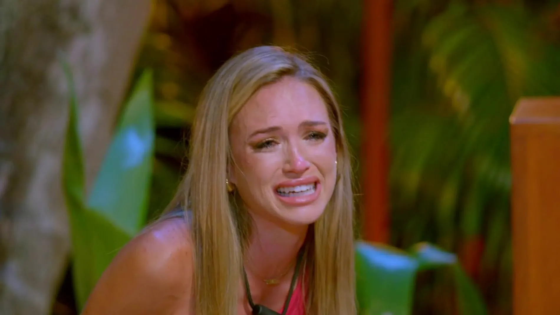 Almudena rota de dolor tras escuchar que su pareja Darío ya no esta enamorado de ella en la hoguera de 'La isla de las tentaciones 9'