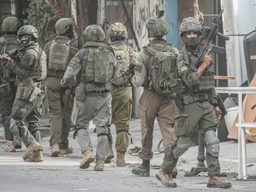 O.Próximo.- Heridos cuatro militares israelíes en un supuesto ataque armado en el sur de la Franja de Gaza (Foto de ARCHIVO) August 11, 2025, Nablus, West Bank, Palestine: Israeli infantry force seen withdrawing from Palestinian homes during a raid at the Balata refugee camp. Violence in the city that Israel has occupied since 1967 has surged throughout the Gaza war that began in October 2023. At least 968 Palestinians, including militants and civilians, have been killed by Israeli soldiers or settlers since the Gaza war broke out. Europa Press/Contacto/Nasser Ishtayeh 11/08/2025 ONLY FOR USE I...