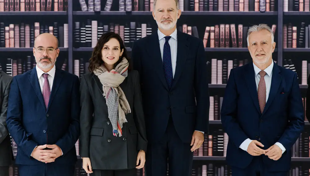 El Rey clausura la jornada sobre el papel de la corona en el proceso democratizador español