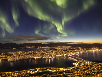 Aurora boreal sobre Troms&oslash;, Noruega