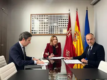 La consejera de Empresa, Empleo y Economía Social, Marisa López Aragón, junto con el director general de Autónomos, Antonio Pasqual del Riquelme, y el presidente de ATA, Francisco Casado, durante la reunión La consejera de Empresa, Empleo y Economía Social, Marisa López Aragón, junto con el director general de Autónomos, Antonio Pasqual del Riquelme, y el presidente de ATA, Francisco Casado, durante la reunión Carme Ripollés / Europa Press 03/12/2025