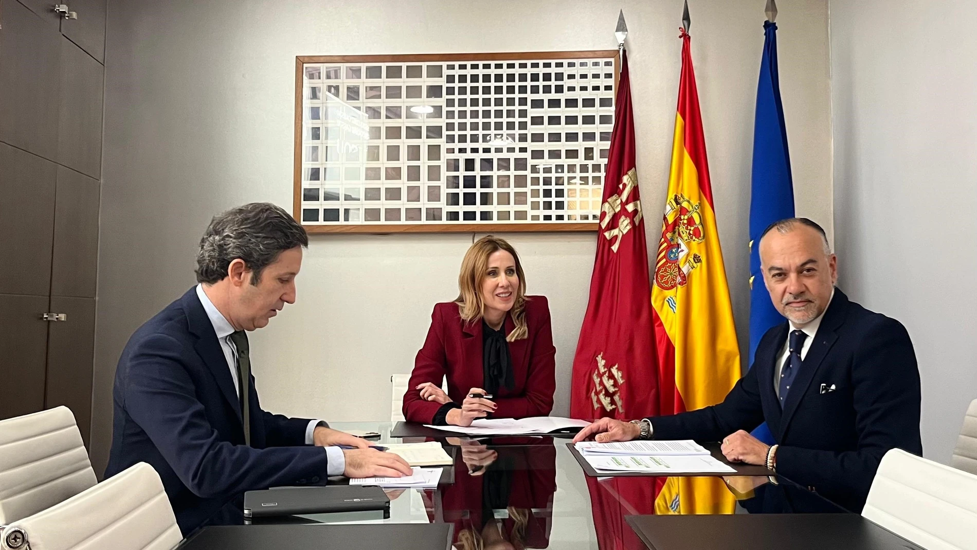 La consejera de Empresa, Empleo y Economía Social, Marisa López Aragón, junto con el director general de Autónomos, Antonio Pasqual del Riquelme, y el presidente de ATA, Francisco Casado, durante la reunión Carme Ripollés / Europa Press 03/12/2025