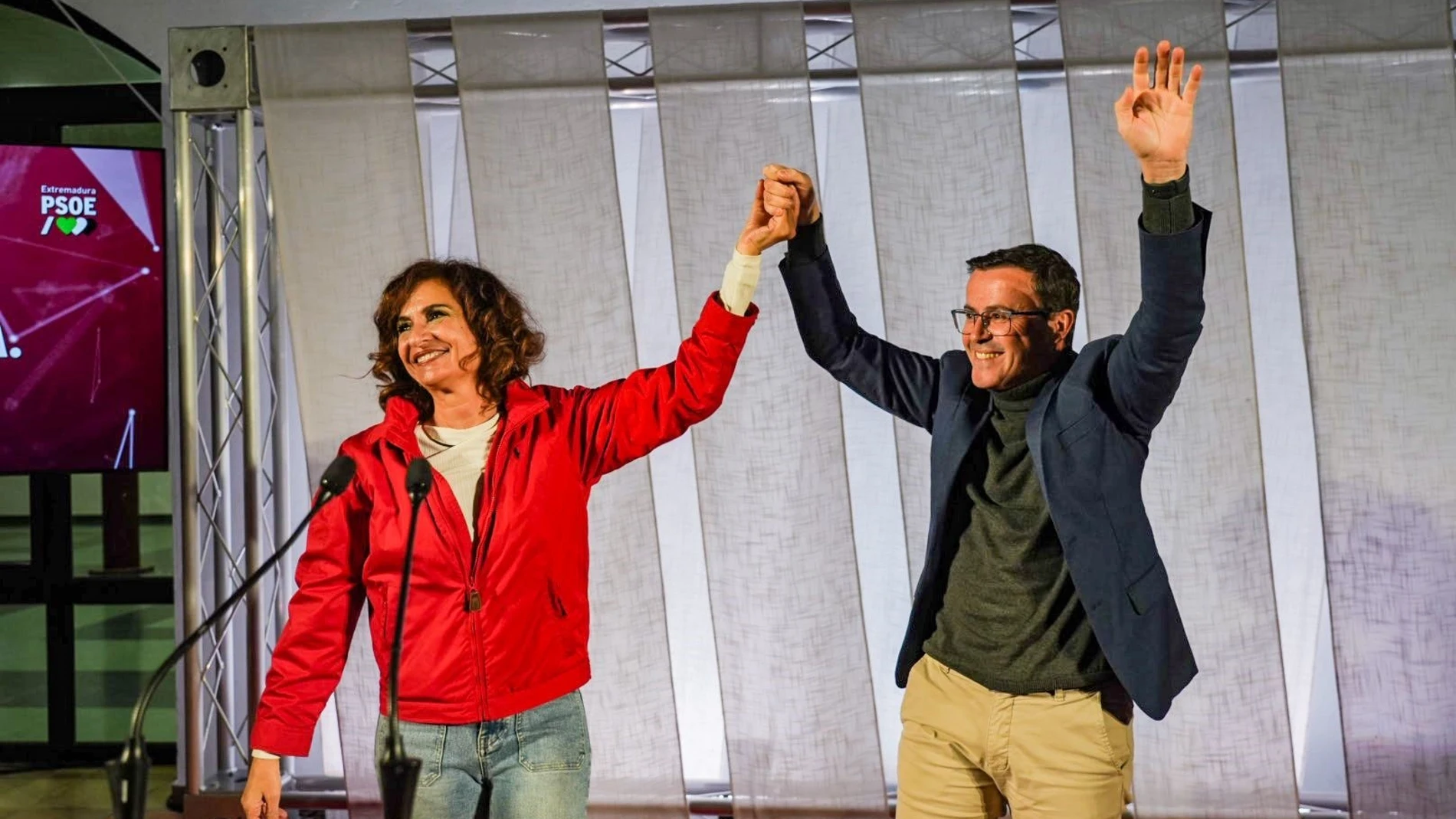 El candidato del PSOE a la Presidencia de la Junta de Extremadura, Miguel Ángel Gallardo, y la ministra María Jesús Montero en un acto de precampaña del 21D en Almendralejo (Badajoz) REMITIDA / HANDOUT por PSOE DE EXTREMADURA Fotografía remitida a medios de comunicación exclusivamente para ilustrar la noticia a la que hace referencia la imagen, y citando la procedencia de la imagen en la firma 03/12/2025