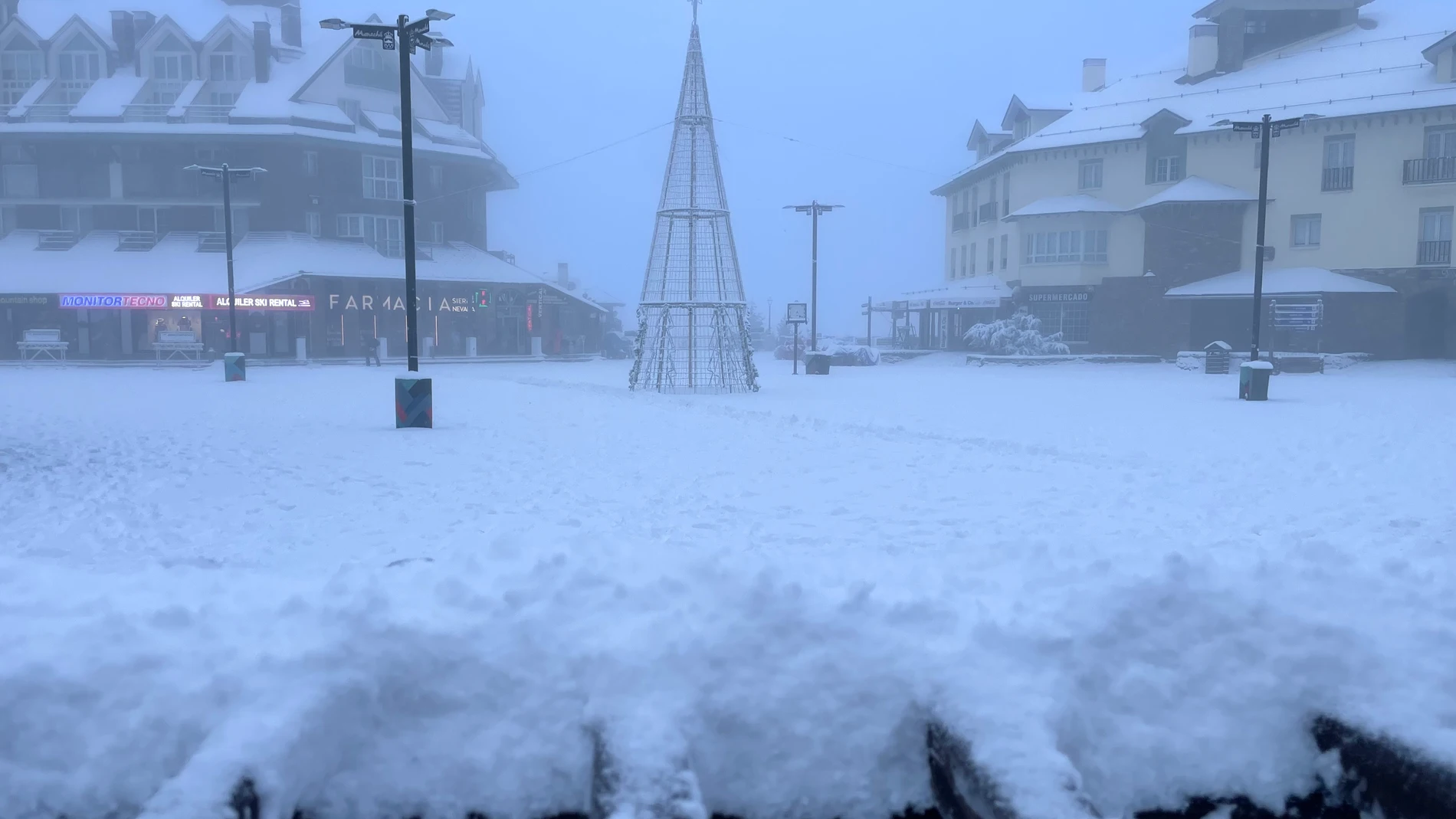 La estación de Sierra Nevada tras la última nevada.REMITIDA / HANDOUT por CETURSA SIERRA NEVADAFotografía remitida a medios de comunicación exclusivamente para ilustrar la noticia a la que hace referencia la imagen, y citando la procedencia de la imagen en la firma03/12/2025