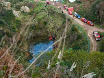 Continúa la búsqueda en Asturias de los cuerpos de la mujer y de su bebé desaparecidos en 1987 en León RIBADESELLA (ASTURIAS), 03/12/2025.- Efectivos de la Unidad Militar de Emergencias (UME) y de la Policía Nacional continúan este miércoles con la búsqueda de los cuerpos de la mujer y de su bebé desaparecidos en la provincia de León en el año 1987 en la balsa de una antigua mina de fluorita situada en Berbés, parroquia del concejo asturiano de Ribadesella. EFE/ Paco Paredes