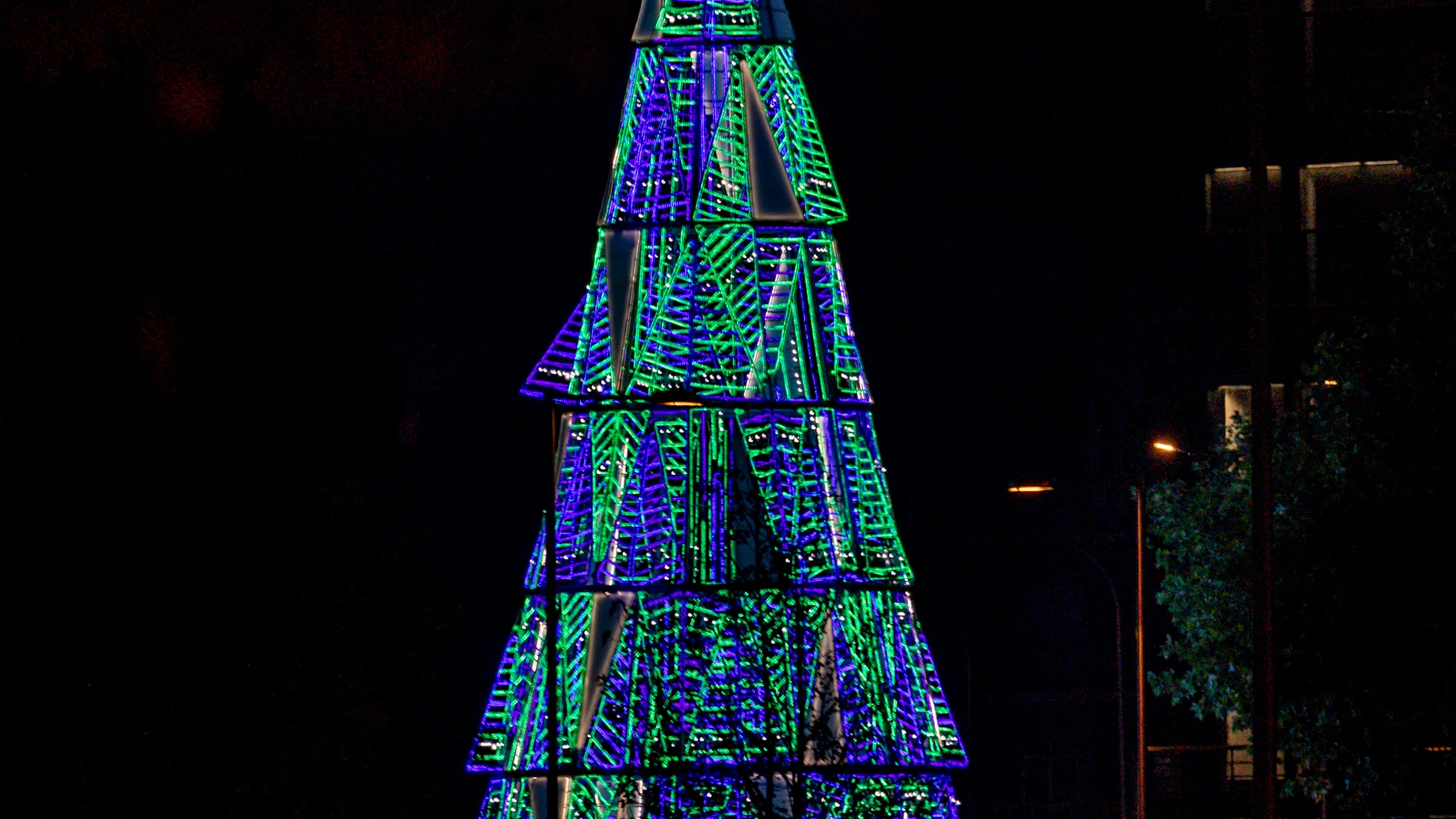 Luces de navidad, a 3 de diciembre de 2025, en Madrid (España). Madrid ilumina sus calles con más de 13 millones de luces LED en 240 puntos de la ciudad, destacando un árbol de 37 metros en Sol, un túnel luminoso en Gran Vía y un ángel gigante de 18 metros en Colón, desde el 22 de noviembre hasta el 6 de enero. 03 DICIEMBRE 2025;MADRID;ENCENDIDO;LUCES;LED;CIUDAD;NAVIDAD;2025 Ricardo Rubio / Europa Press 03/12/2025
