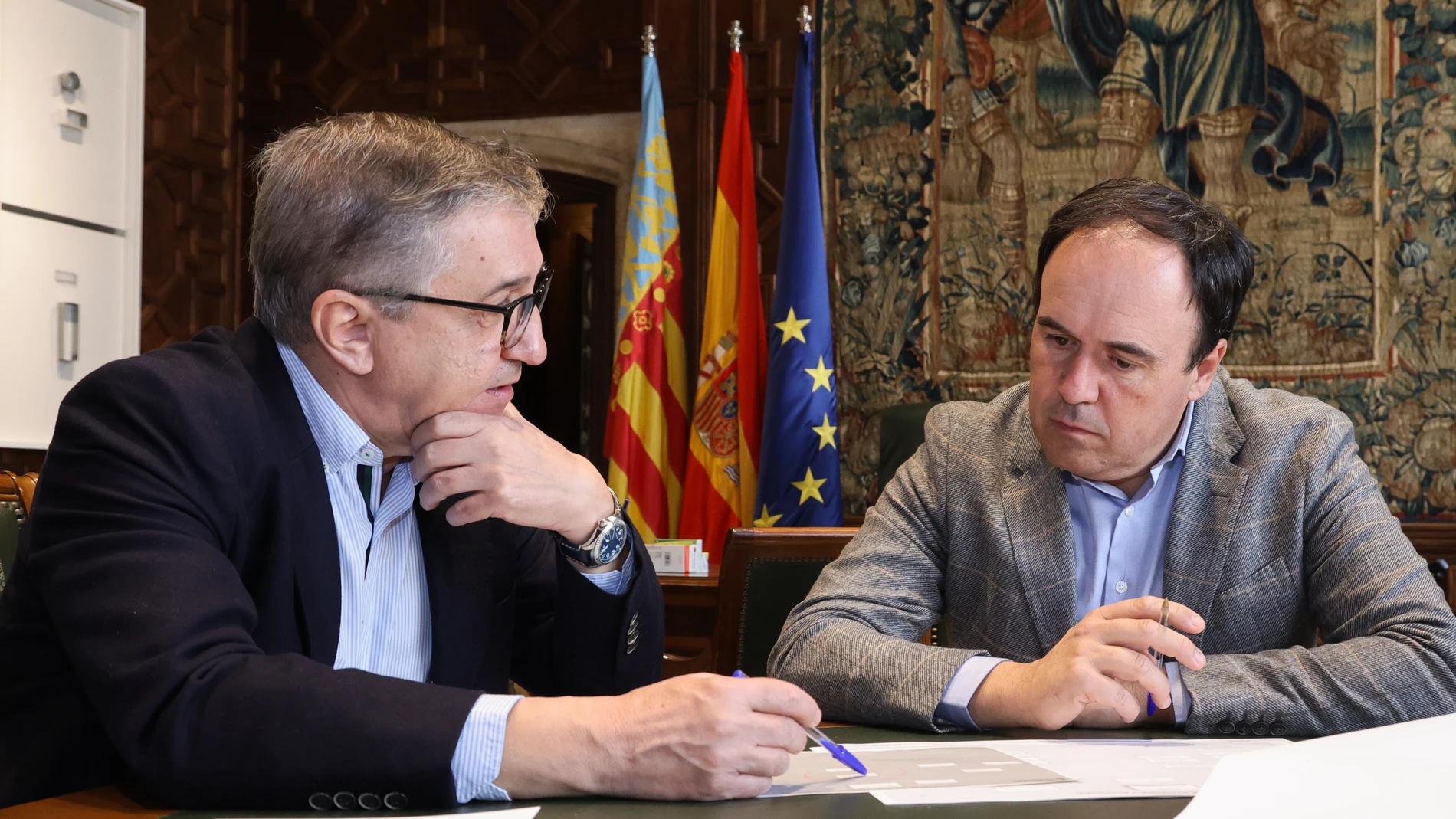El presidente de la Generalitat, Juanfran Pérez Llorca, con José Antonio Rovira, que cambia de cartera y pasa a ser conseller de Economía, Hacienda y Administración Pública
