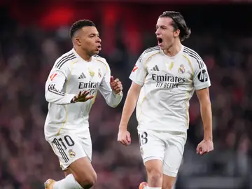 Spain La Liga Soccer Real Madrid's Kylian Mbappe, left, celebrates with Real Madrid's Alvaro Carreras after scoring his side's opening goal during the Spanish La Liga soccer match between Athletic Club and Real Madrid in Bilbao, Spain, Wednesday, Dec. 3, 2025. (AP Photo/Jose Breton)