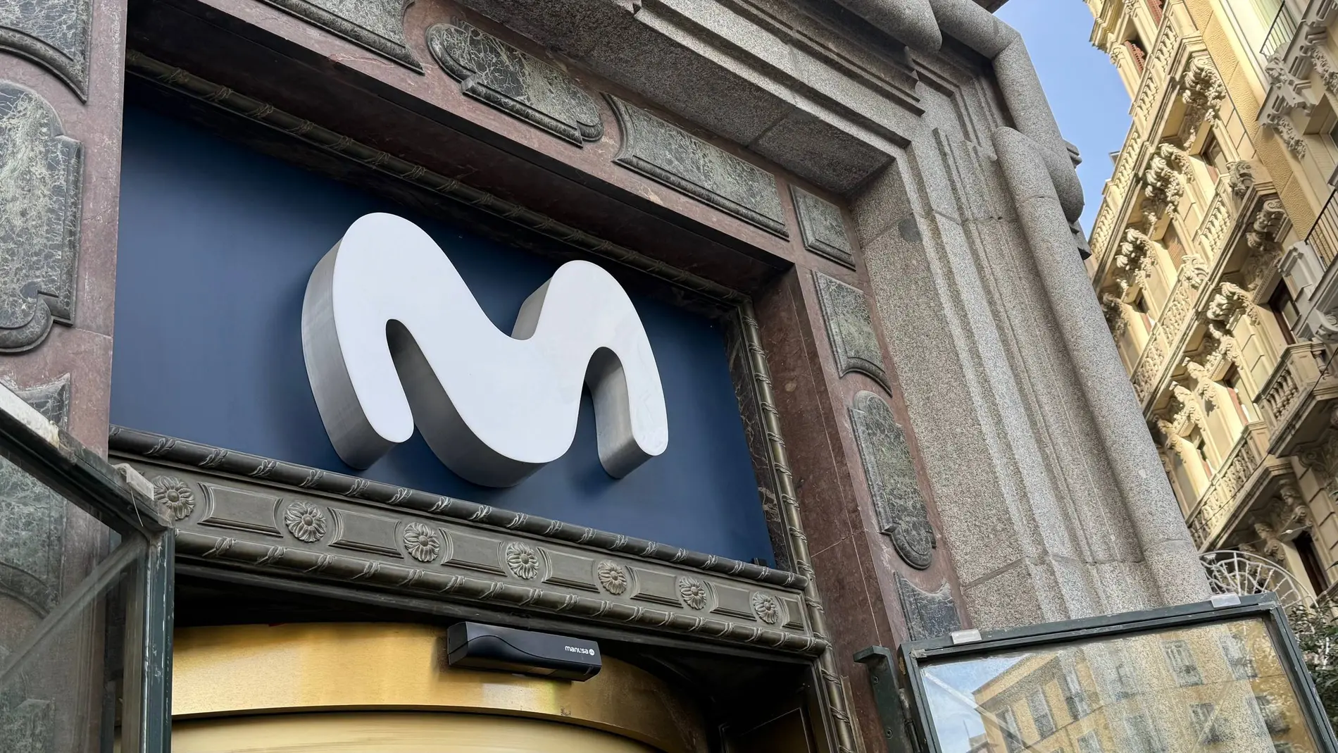 Salida del Espacio Movistar, del Edificio Telefónica