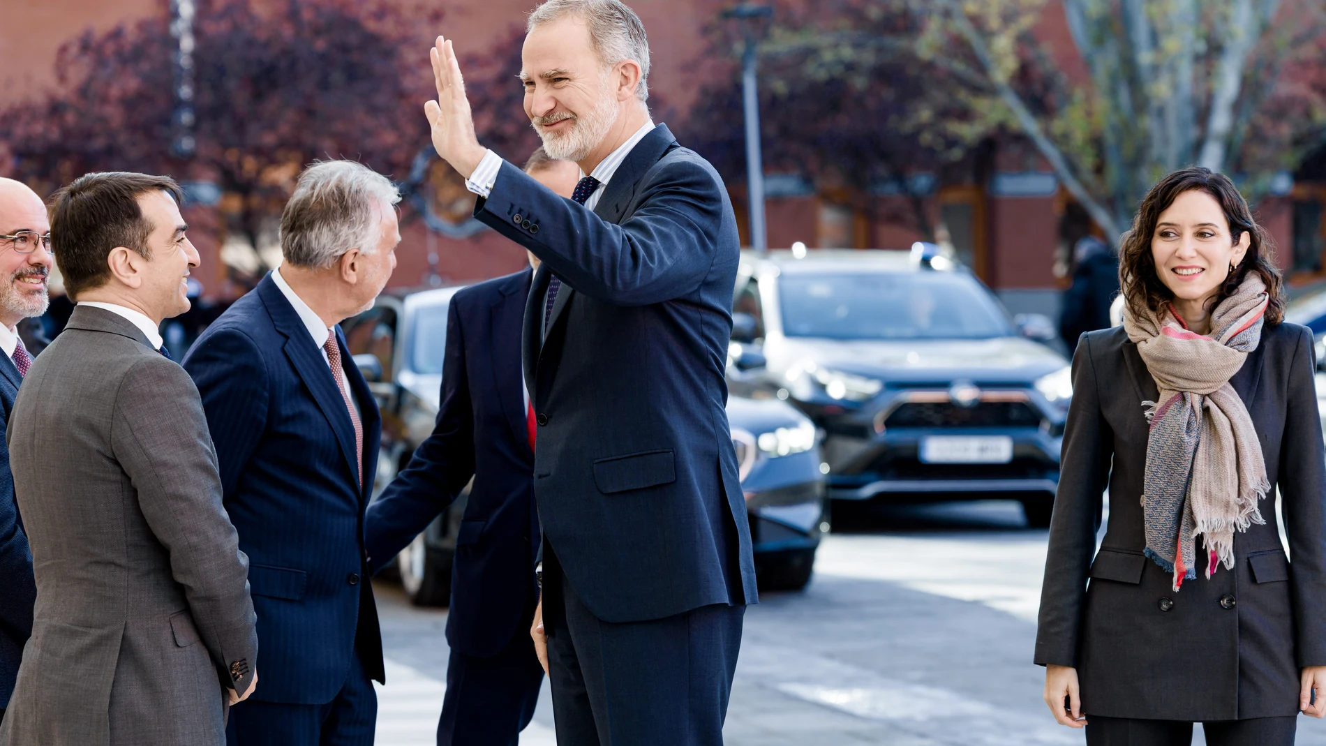 El ministro de Política Territorial y Memoria Democrática, Ángel Víctor Torres, el Rey Felipe VI y la presidenta de la Comunidad de Madrid, Isabel Díaz Ayuso, durante la clausura de la jornada sobre el papel de la corona en el proceso democratizador español, en la Universidad Rey Juan Carlos, a 3 de diciembre de 2025, en Madrid (España). Organizado por la cátedra de Memoria Democrática de la Universidad Rey Juan Carlos, junto con el Ministerio de Política Territorial y Memoria Democrática, se...