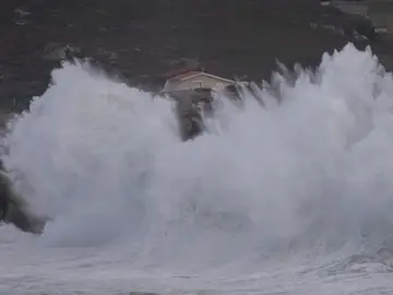 Oleaje en la costa de Suances SUANCES (CANTABRIA), 03/12/2025.- Vista del oleaje, este miércoles, desde la localidad cántabra de Suances. El encadenamiento de sucesivos frentes atlánticos que atraviesan la península este miércoles ha activado el aviso naranja en Cantabria y las otras tres comunidades del Cantábrico por fenómenos costeros que llevan olas de hasta los 6 metros, informa la Aemet en su página web. EFE/Pedro Puente Hoyos