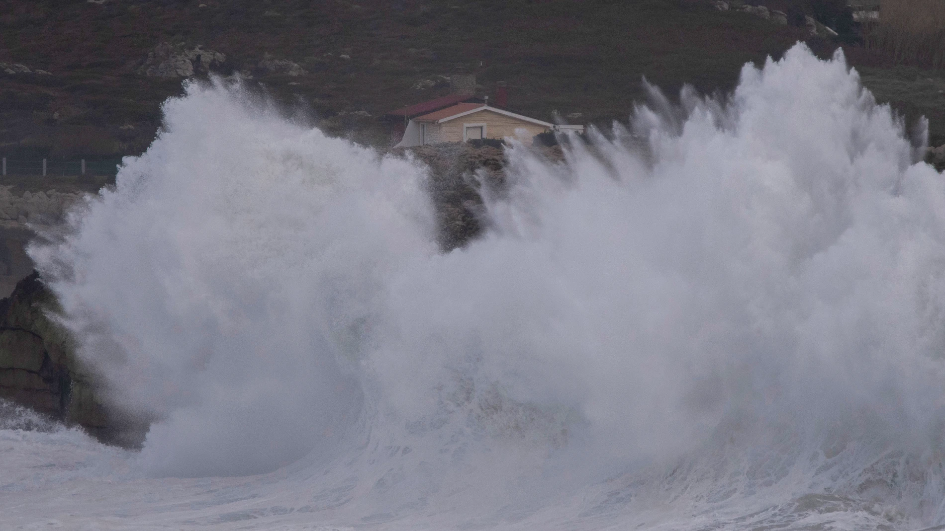 SUANCES (CANTABRIA), 03/12/2025.- Vista del oleaje, este miércoles, desde la localidad cántabra de Suances. El encadenamiento de sucesivos frentes atlánticos que atraviesan la península este miércoles ha activado el aviso naranja en Cantabria y las otras tres comunidades del Cantábrico por fenómenos costeros que llevan olas de hasta los 6 metros, informa la Aemet en su página web. EFE/Pedro Puente Hoyos
