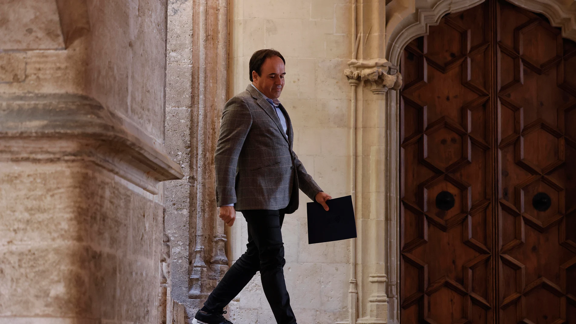 El president de la Generalitat, Juanfran Pérez Llorca, a su llegada a una rueda de prensa, a 3 de diciembre de 2025, en Valencia, Comunidad Valenciana (España). El president dará a conocer los cambios en el Consell un día después de haber tomado posesión este martes, 2 de febrero. 03 DICIEMBRE 2025 Rober Solsona / Europa Press 03/12/2025