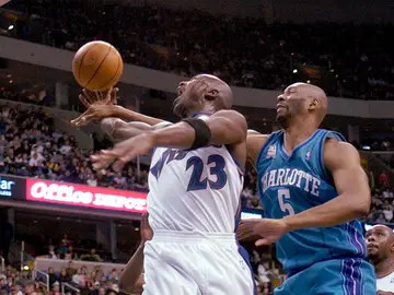 Elden Campbell, en su etapa en Charlotte, intenta taponar a Michael Jordan Elden Campbell, en su etapa en Charlotte, intenta taponar a Michael Jordan