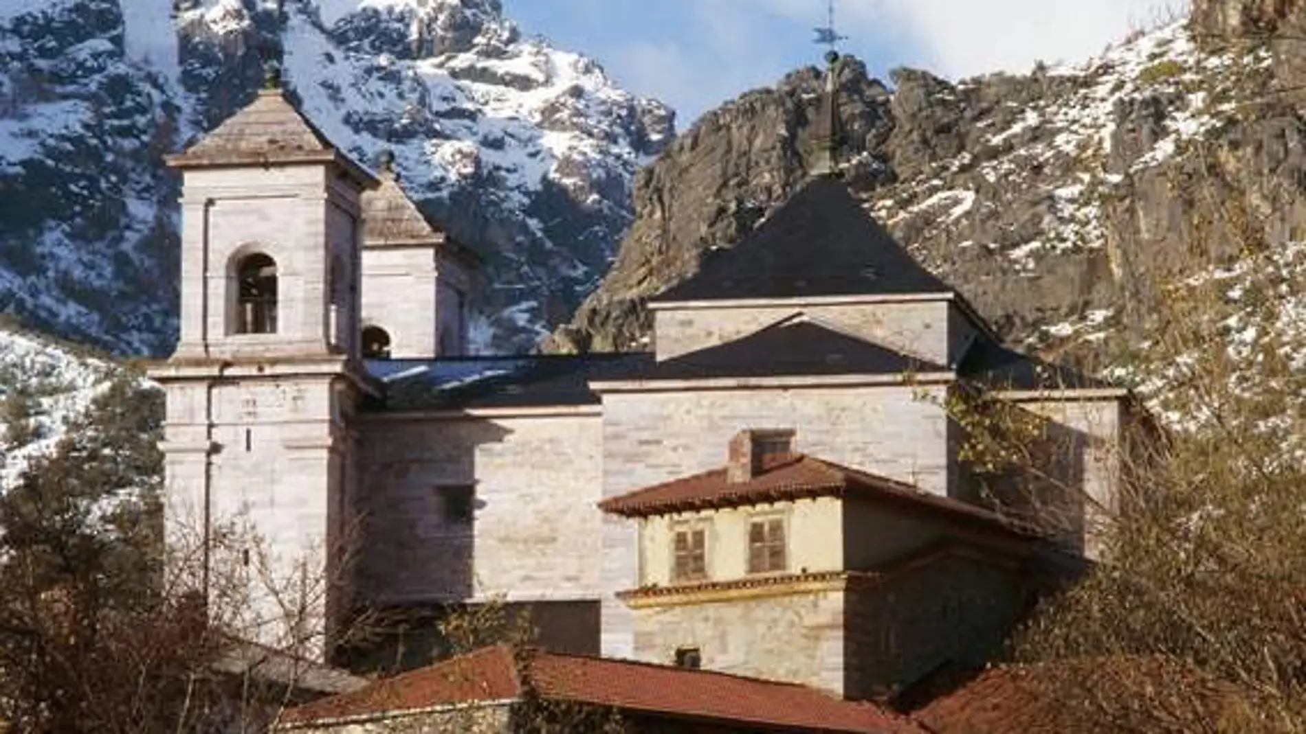 La "catedral rosa" que fascina en la Montaña Leonesa