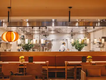 El espacio responde a esa misma lógica funcional que ha definido al Grupo Cañadío: una barra larga para los que van con prisa El espacio responde a esa misma lógica funcional que ha definido al Grupo Cañadío: una barra larga para los que van con prisa