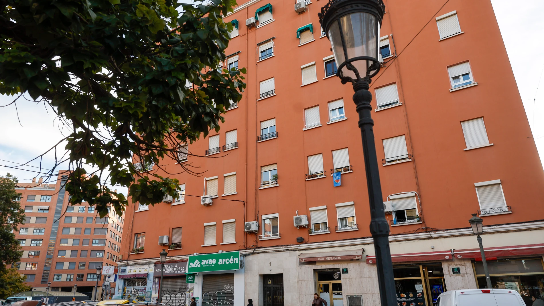 VALÈNCIA, 03/12/2025.- Finca entorno de la plaza de Arturo Piera de València, donde un hombre ha fallecido esta pasada noche al parecer por los golpes que le ha propinado su compañero de piso, que la Policía ha encontrado con una mancuerna en una mano. EFE/ Kai Fösterling