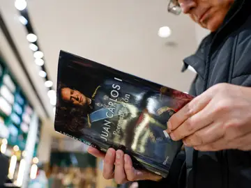 El libro de memorias del rey Juan Carlos llega este miércoles a las librerías en español MADRID, 03/12/2025.- El libro de memorias del rey Juan Carlos I, padre de Felipe VI, titulado 'Reconciliación', llega este miércoles a las librerías en español, casi un mes después de su publicación en Francia, una obra en la que repasa su vida desde su nacimiento en el exilio en Roma el 5 de enero de 1938. Unas memorias narradas en primera persona que publica la editorial Planeta y cuyo contenido llenó ya páginas de periódicos y horas de tertulias en radios y televisiones españolas, después ...
