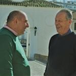 El portavoz de IU en Pinos Puente, Iván Fernández, a la izquierda en la imagen de archivo, con el anterior alcalde del municipio, Francisco José García