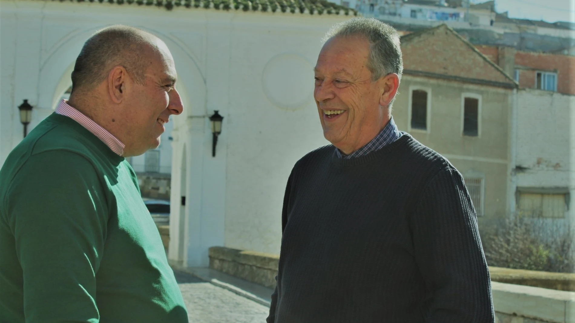 El portavoz de IU en Pinos Puente, Iván Fernández, a la izquierda en la imagen de archivo, con el anterior alcalde del municipio, Francisco José García